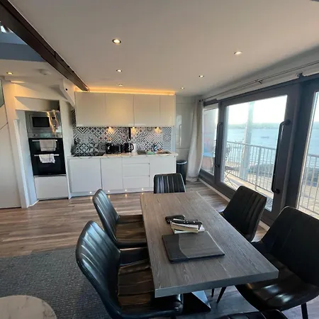 The Lifeboat & Seaview Terrace Apartament *