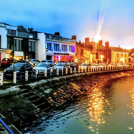 The Lifeboat & Seaview Terrace Скеррис