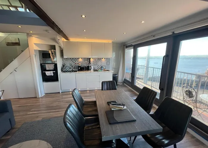 The Lifeboat & Seaview Terrace Apartament *