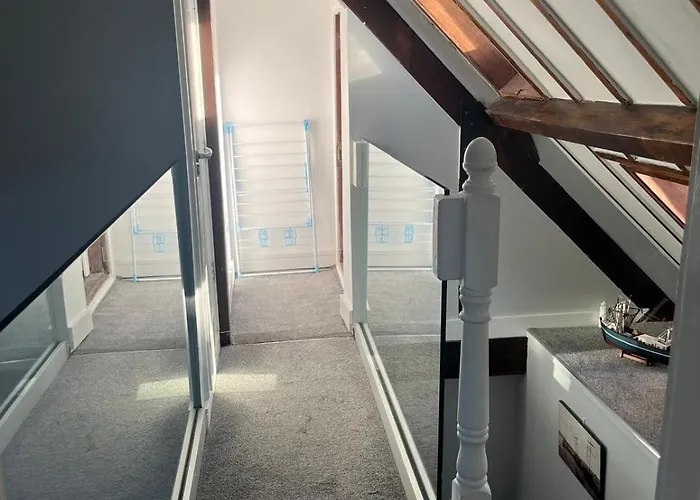 The Lifeboat & Seaview Terrace * Скеррис