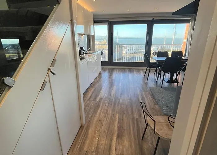 The Lifeboat & Seaview Terrace Скеррис