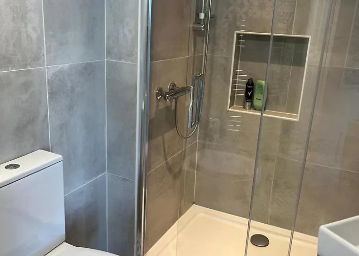 The Lifeboat & Seaview Terrace * Скеррис