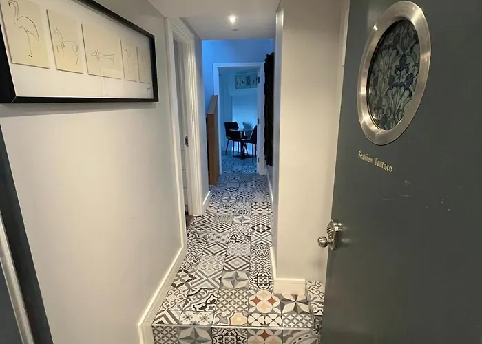 The Lifeboat & Seaview Terrace Скеррис