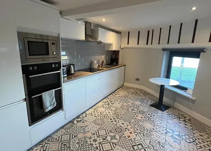 The Lifeboat & Seaview Terrace * Скеррис