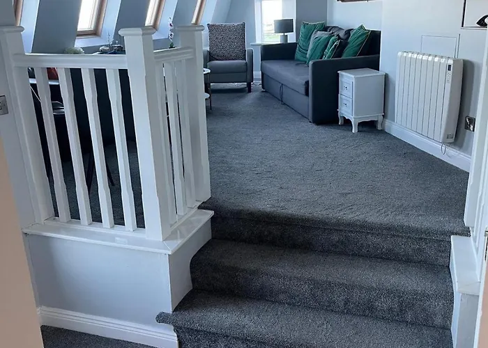 The Lifeboat & Seaview Terrace Скеррис