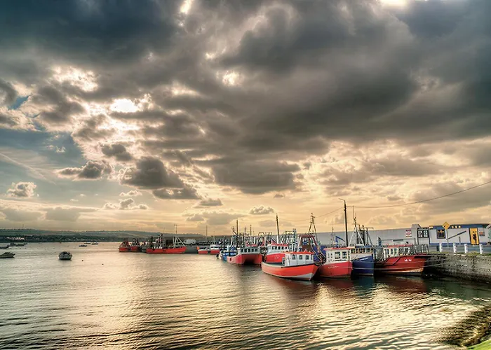 The Lifeboat & Seaview Terrace Скеррис